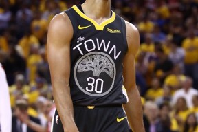 lol投注_金州勇士NBA战胜萨克拉门托国王库里关键远投