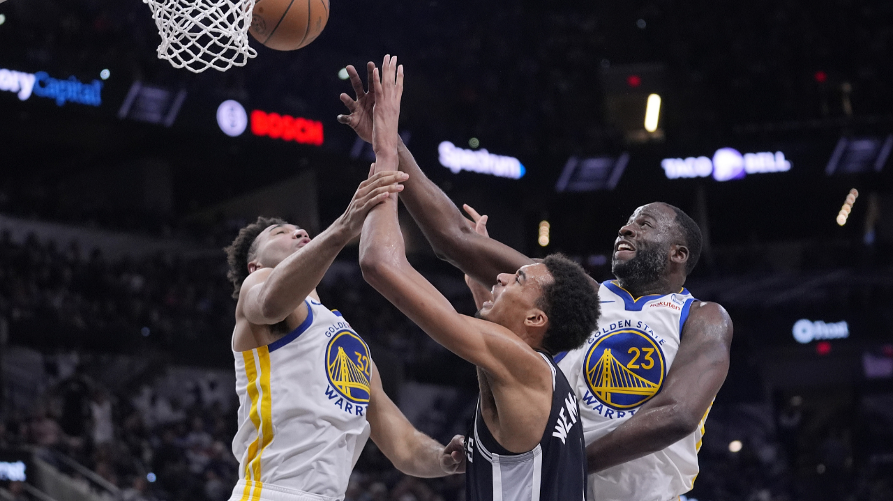 激烈角逐，球员们以大无畏的斗志拼尽全力的简单介绍