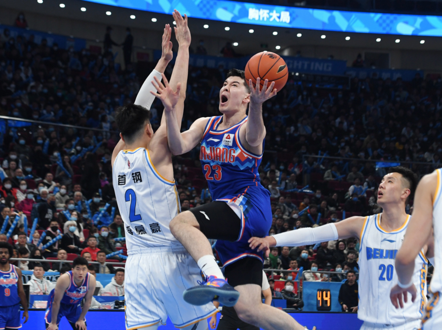 激烈角逐，球员们以大无畏的斗志拼尽全力的简单介绍