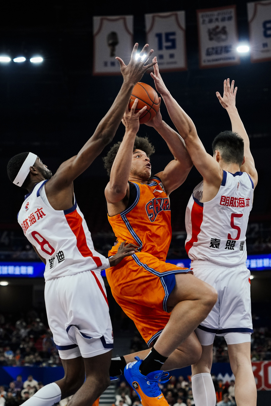 包含上海久事CBA击败天津先行者王哲林内线统治的词条